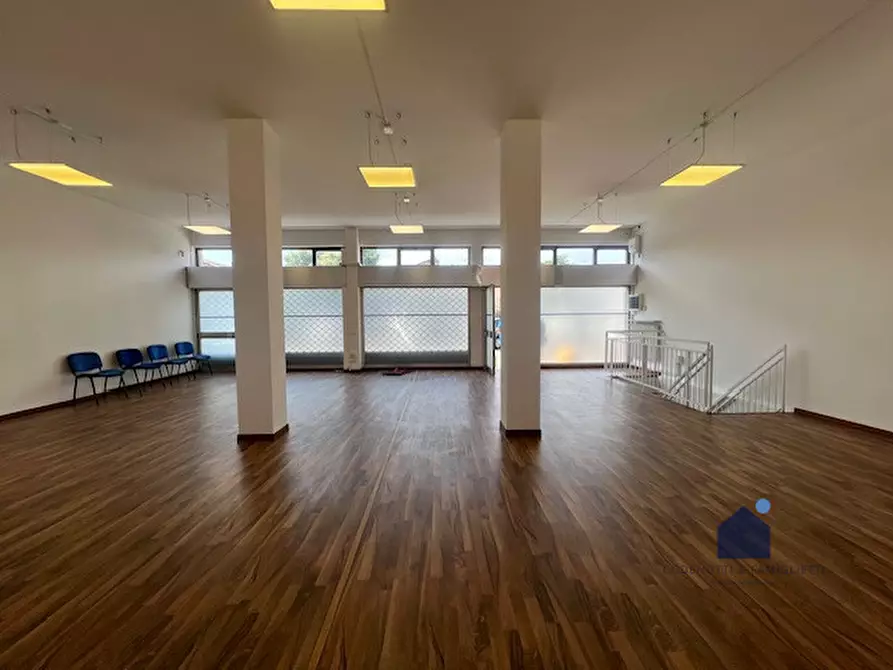 Immagine 3 di Negozio in affitto  in Via Cesare Battisti a Montichiari