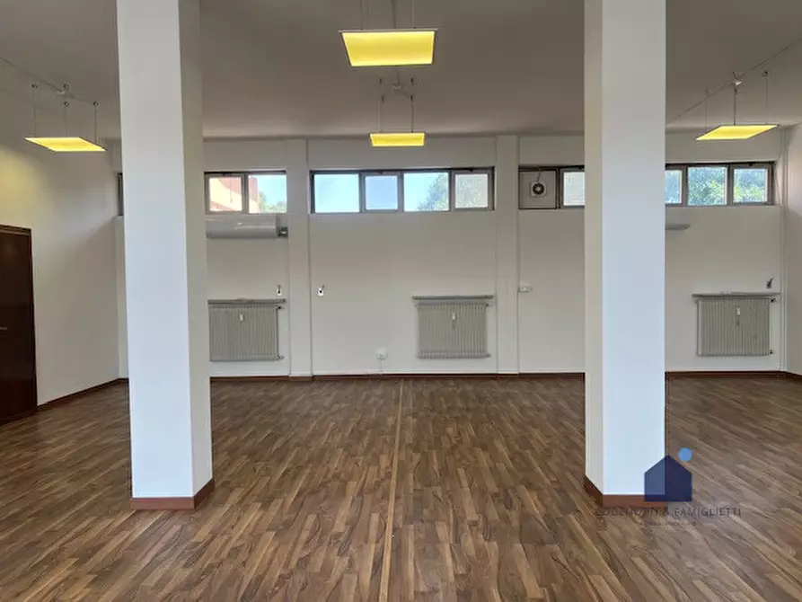 Immagine 4 di Negozio in affitto  in Via Cesare Battisti a Montichiari