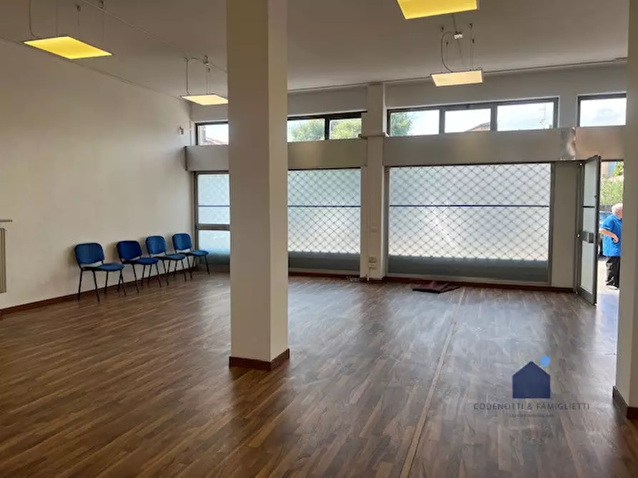 Immagine 11 di Negozio in affitto  in Via Cesare Battisti a Montichiari