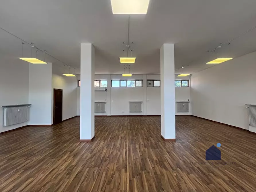 Immagine 14 di Negozio in affitto  in Via Cesare Battisti a Montichiari