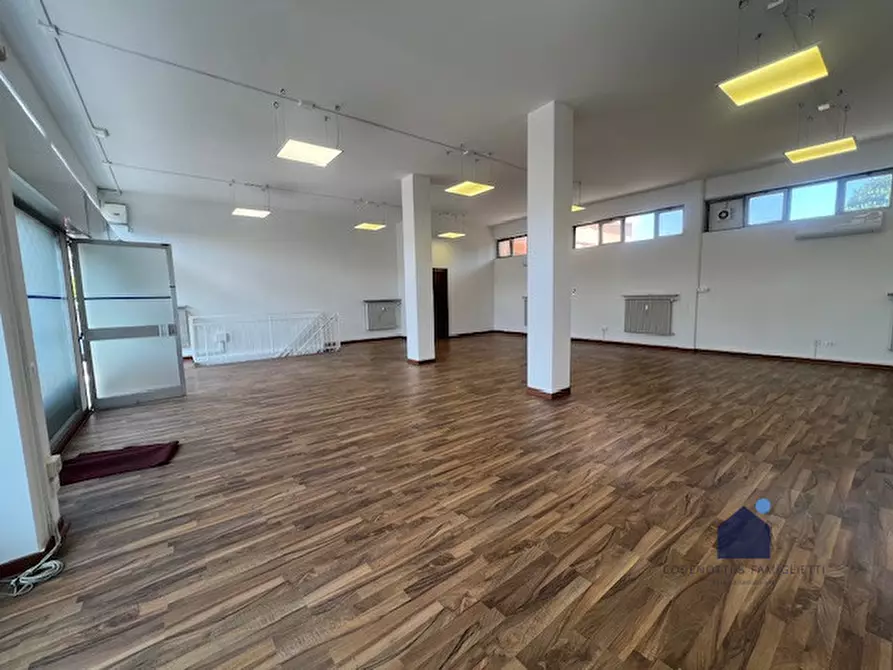 Immagine 16 di Negozio in affitto  in Via Cesare Battisti a Montichiari