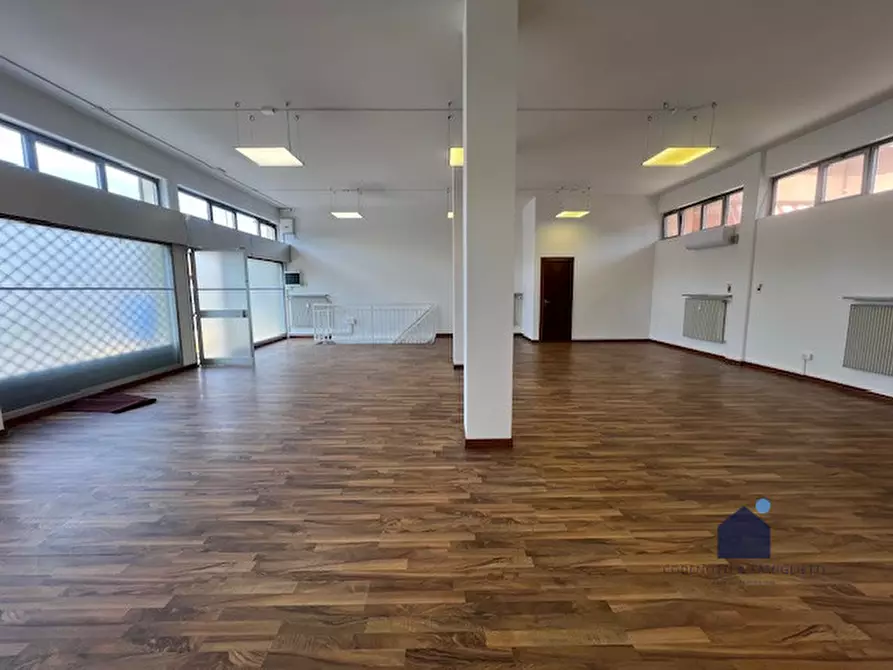 Immagine 17 di Negozio in affitto  in Via Cesare Battisti a Montichiari