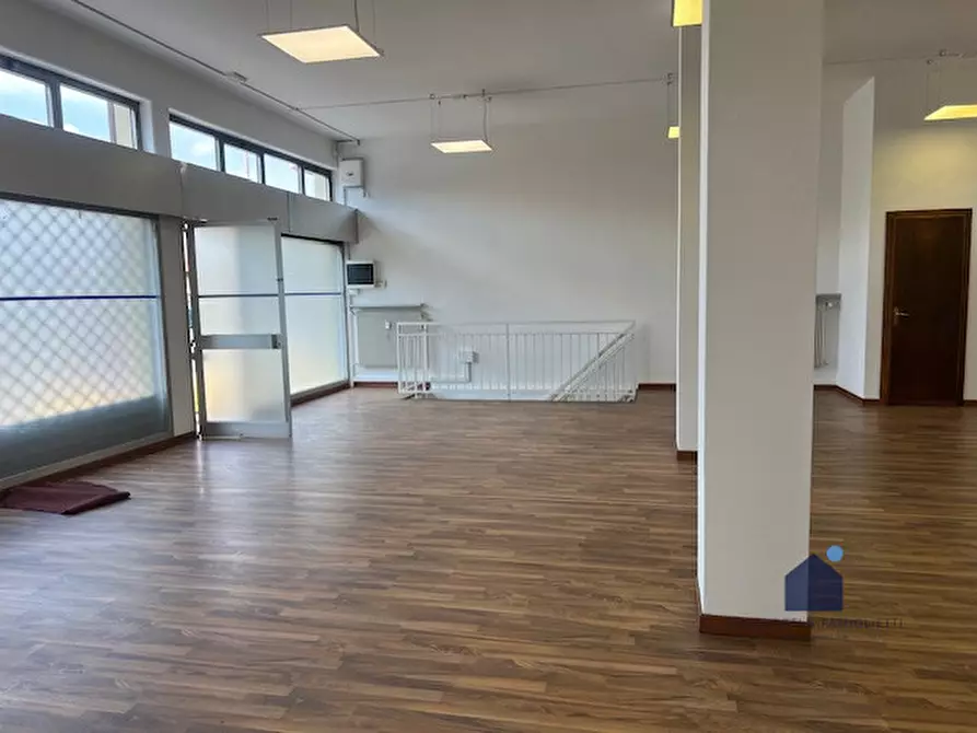 Immagine 19 di Negozio in affitto  in Via Cesare Battisti a Montichiari