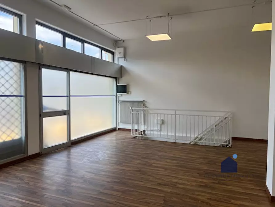 Immagine 24 di Negozio in affitto  in Via Cesare Battisti a Montichiari