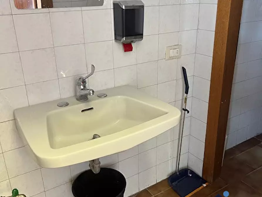 Immagine 25 di Negozio in affitto  in Via Cesare Battisti a Montichiari