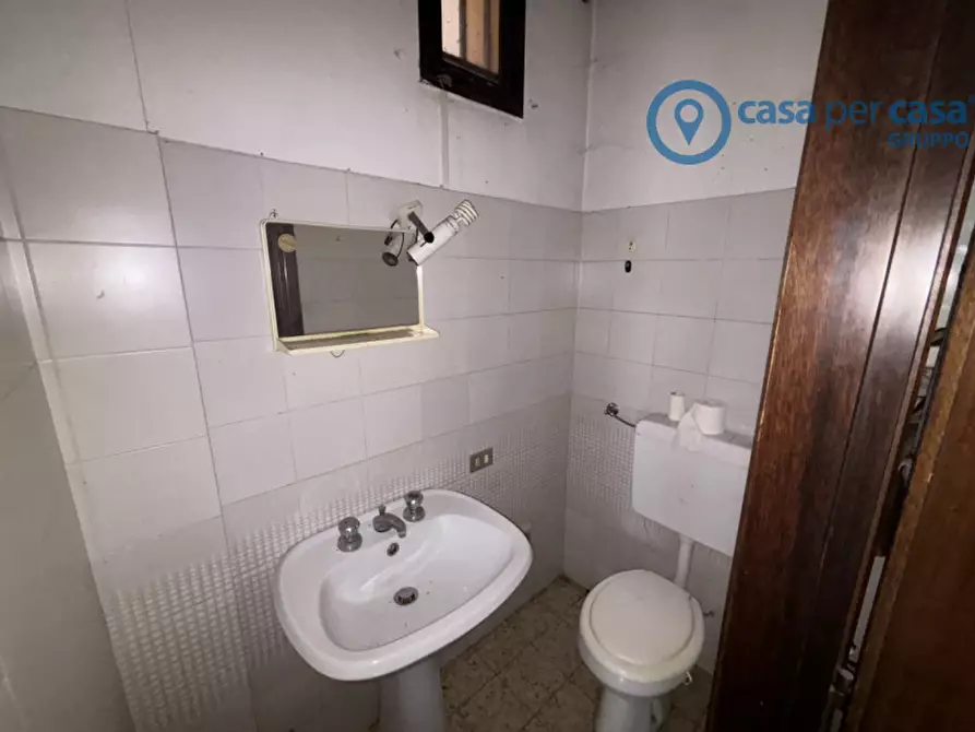 Immagine 7 di Negozio in vendita  a Rovigo