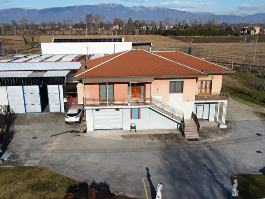 Immagine 1 di Casa indipendente in vendita  in Viale dei Martiri a Castello Di Godego