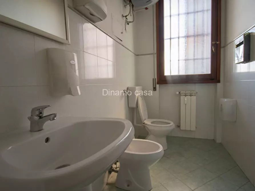 Immagine 8 di Ufficio in vendita  a Prato