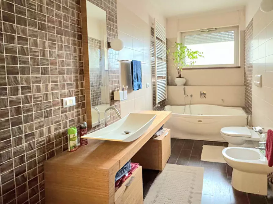 Immagine 5 di Appartamento in vendita  in Lungofiume dei Poeti a Pescara