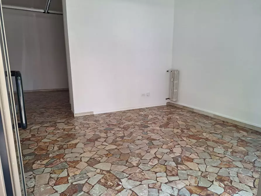 Immagine 7 di Negozio in affitto  in via Giovanni a Prato a Trento