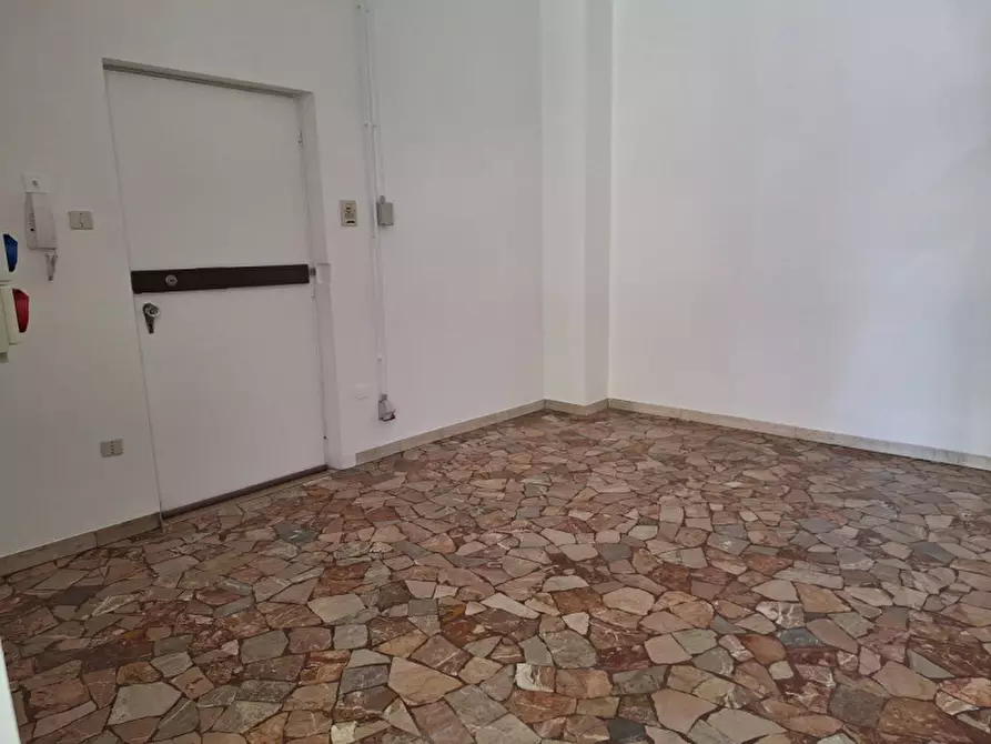 Immagine 8 di Negozio in vendita  in via Giovanni a Prato a Trento