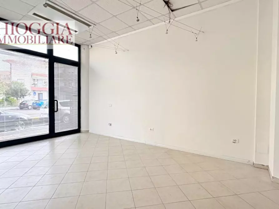 Immagine 1 di Negozio in affitto  in Viale Ionio a Chioggia