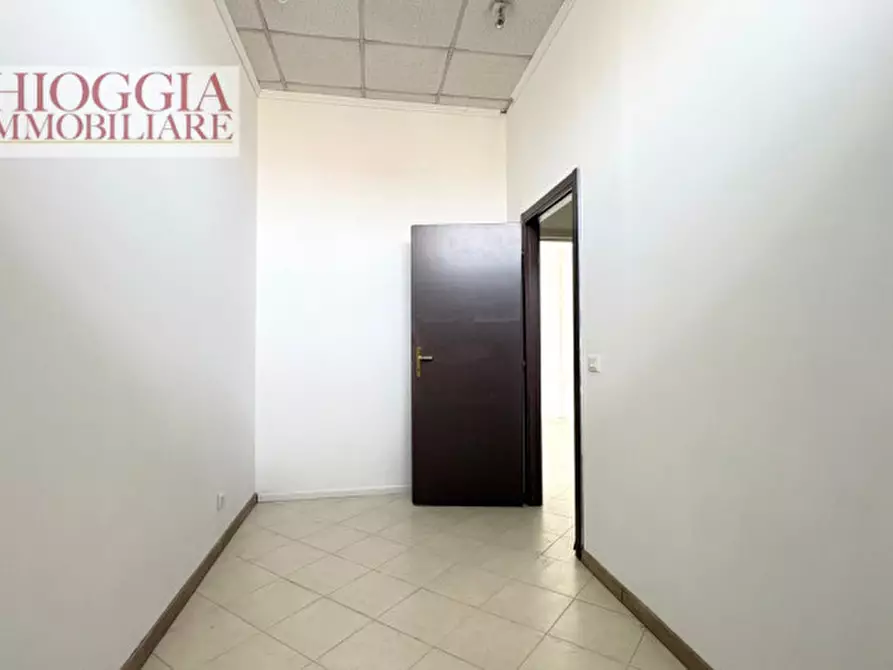 Immagine 8 di Negozio in affitto  in Viale Ionio a Chioggia