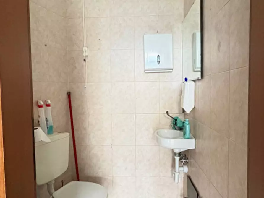 Immagine 12 di Negozio in affitto  in Viale Ionio a Chioggia