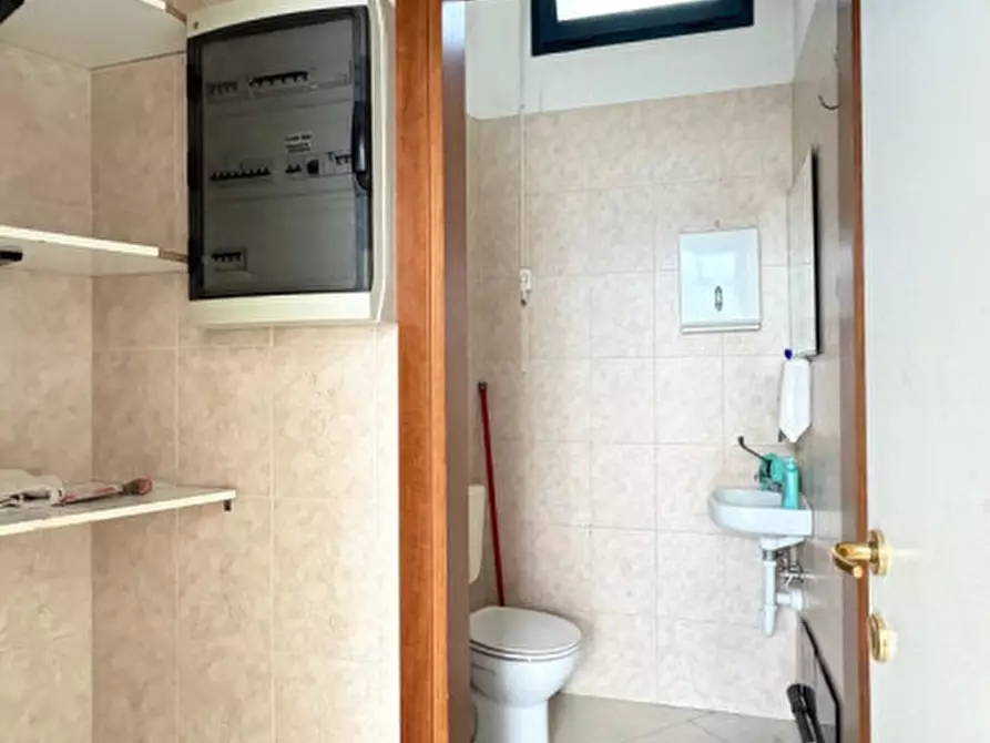 Immagine 13 di Negozio in affitto  in Viale Ionio a Chioggia