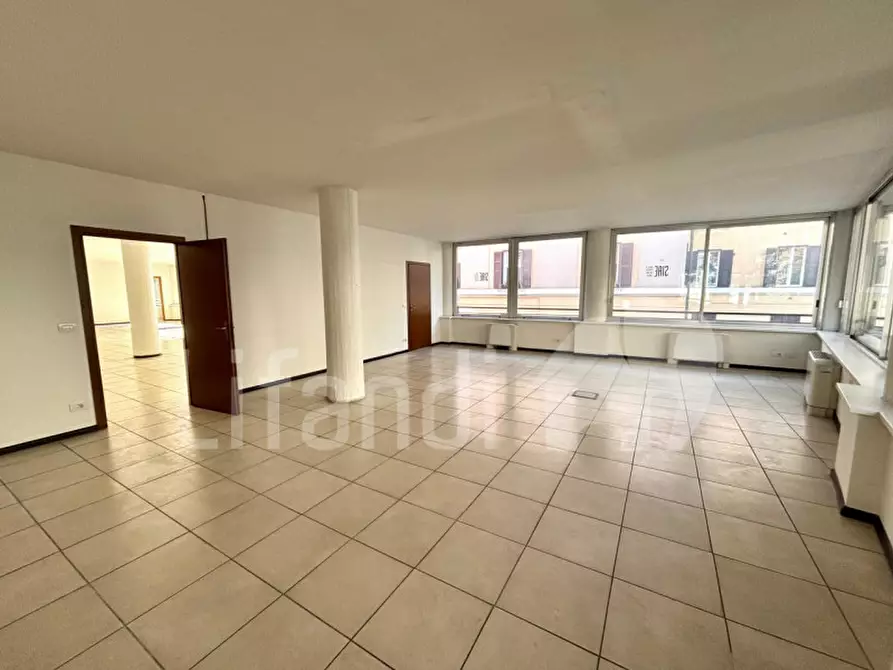 Immagine 3 di Ufficio in affitto  in Via Francesco Crispi - Francesco-Crispi-Straße a Bolzano