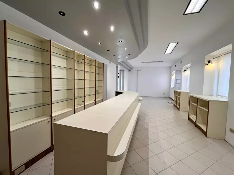 Immagine 11 di Negozio in affitto  in Via Roma a Orgiano