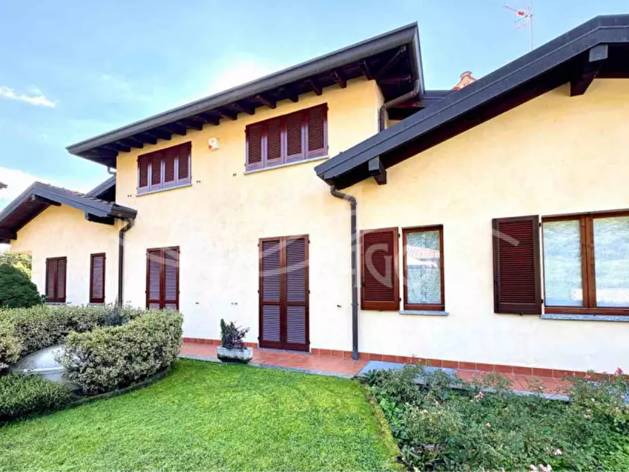 Immagine 1 di Casa bifamiliare in vendita  in Via Vittorio Veneto, 29 a Bizzarone