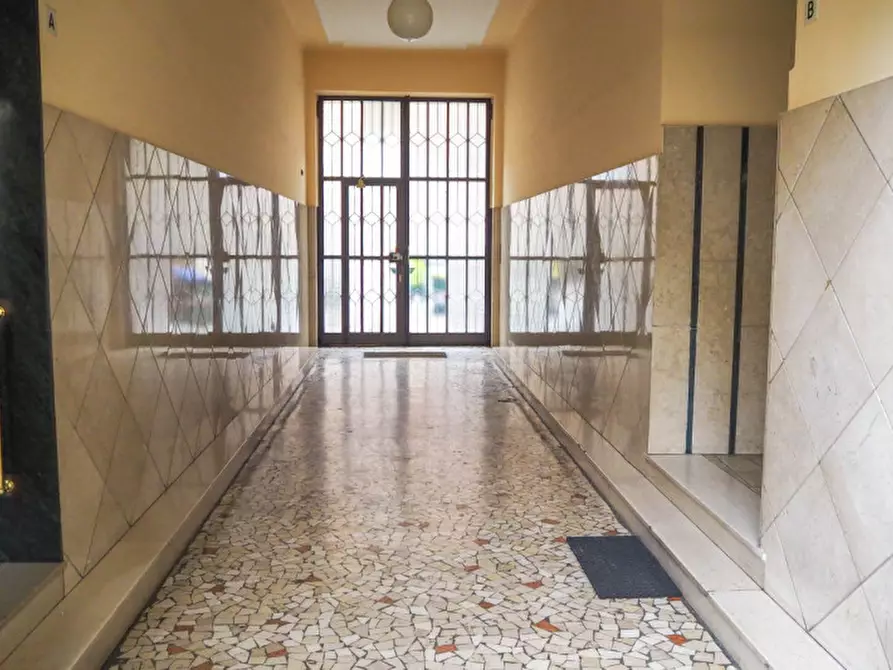 Immagine 2 di Magazzino in vendita  in Via Paolo Sarpi 74 a Torino