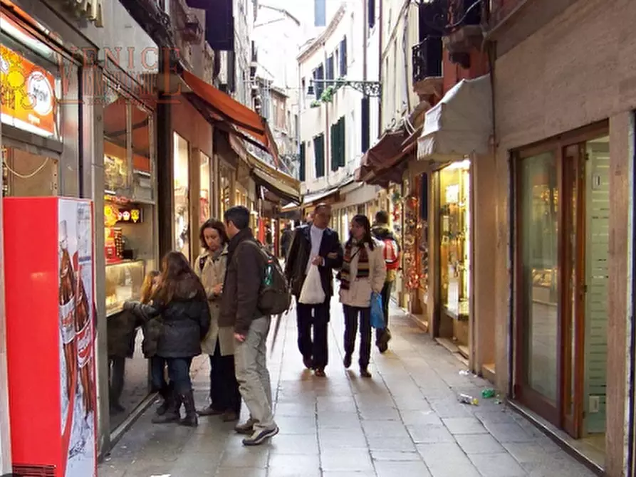 Immagine 4 di Attività commerciale in vendita  a Venezia