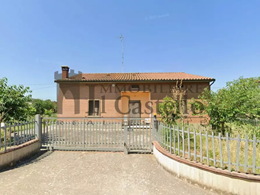 Immagine 1 di Casa indipendente in vendita  in Via Cristoforo Colombo a Castiglione Del Lago