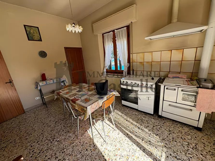 Immagine 2 di Casa indipendente in vendita  in Via Cristoforo Colombo a Castiglione Del Lago