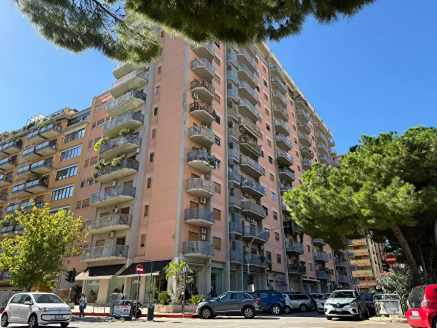 Immagine 1 di Appartamento in vendita  in Viale alcide de gasperi 70 a Palermo