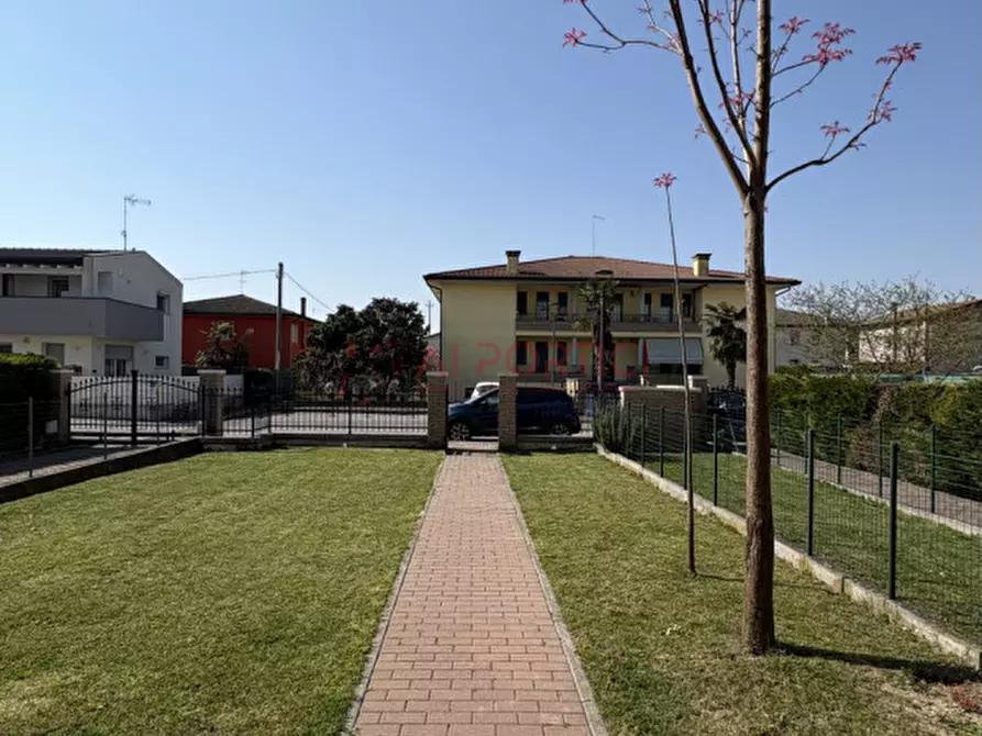 Immagine 30 di Casa trifamiliare in vendita  in Via Quattro Novembre a Brugine