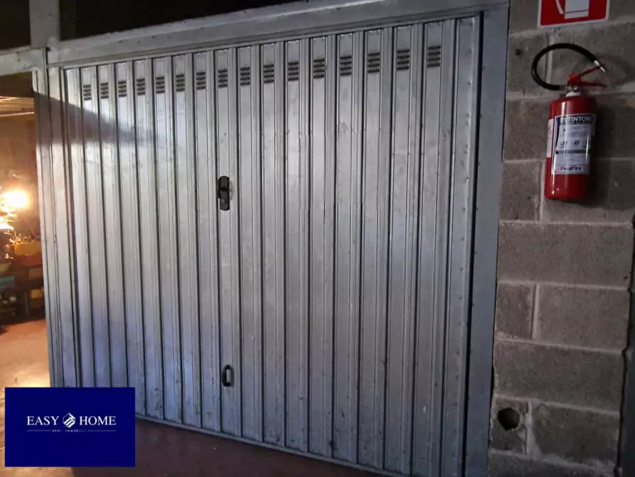 Immagine 1 di Garage in vendita  in Via Orazio Borgianni a Roma