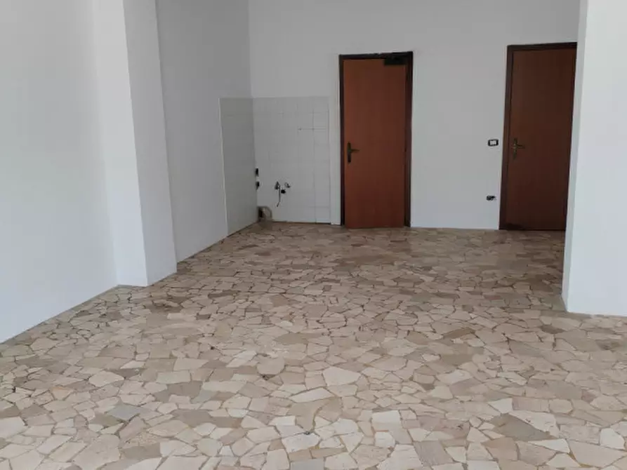 Immagine 2 di Negozio in vendita  in Via Bissuola 123 a Venezia