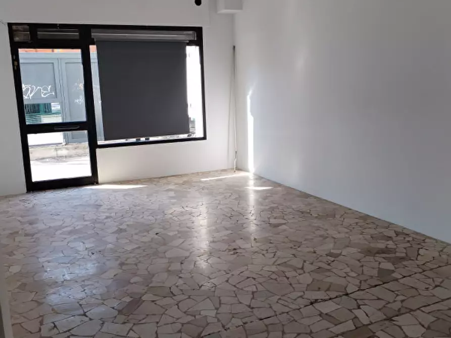 Immagine 3 di Negozio in vendita  in Via Bissuola 123 a Venezia