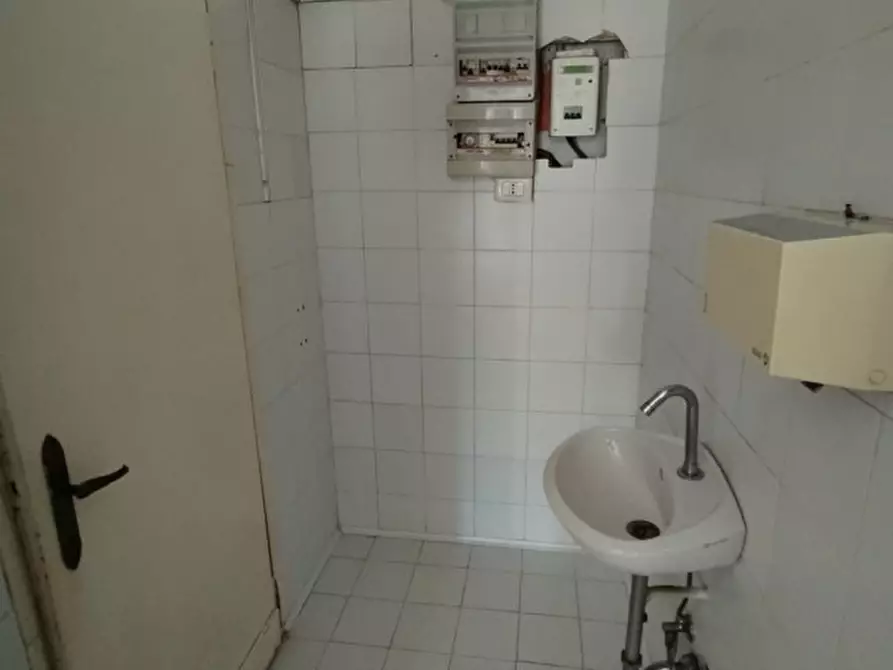 Immagine 5 di Negozio in vendita  in Via Bissuola 123 a Venezia