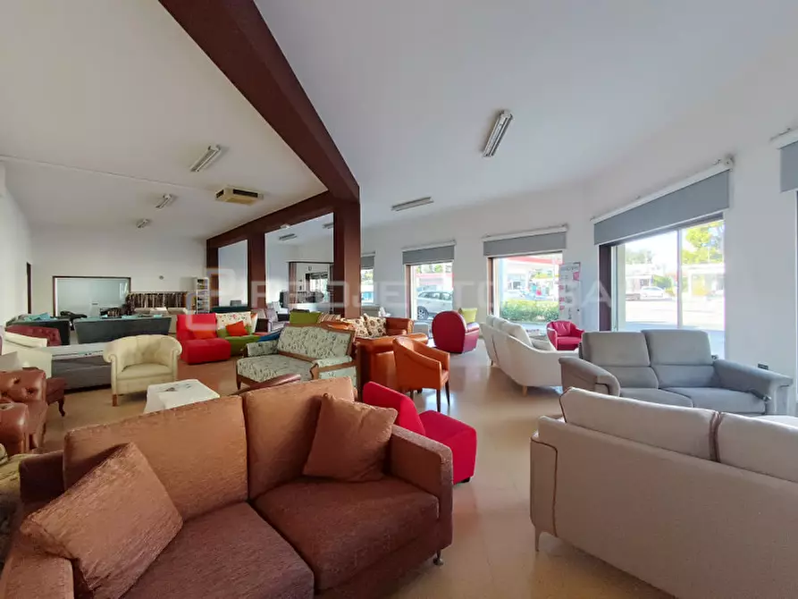 Immagine 1 di Negozio in vendita  in Via Scorrano a Maglie