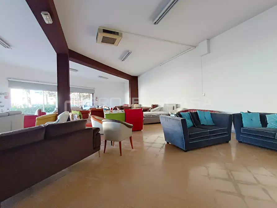 Immagine 6 di Negozio in vendita  in Via Scorrano a Maglie