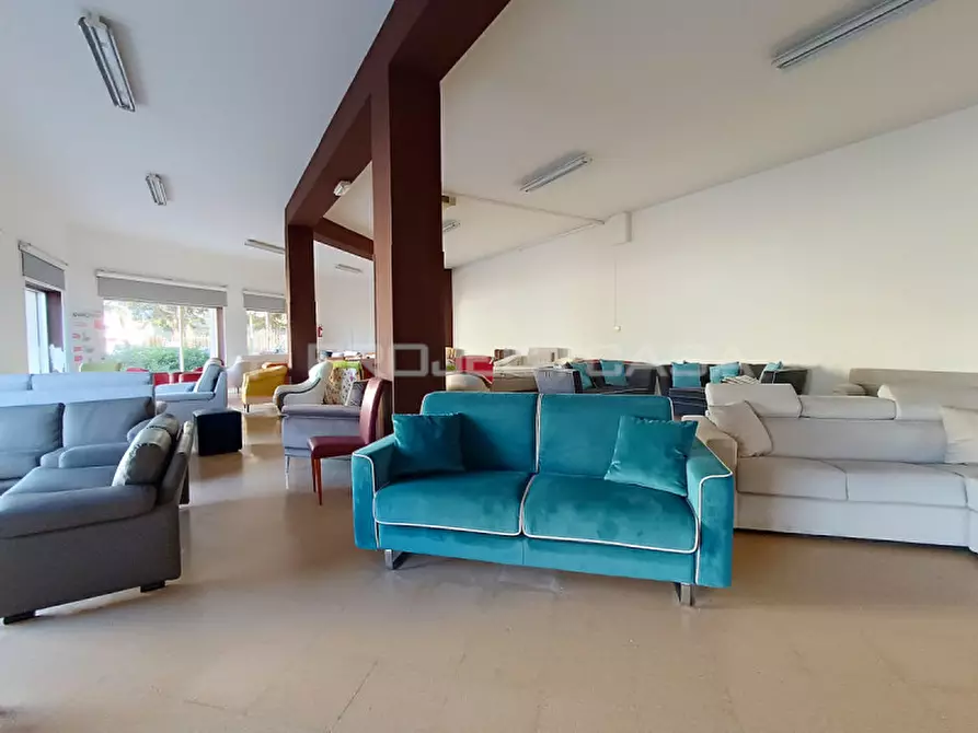 Immagine 7 di Negozio in vendita  in Via Scorrano a Maglie