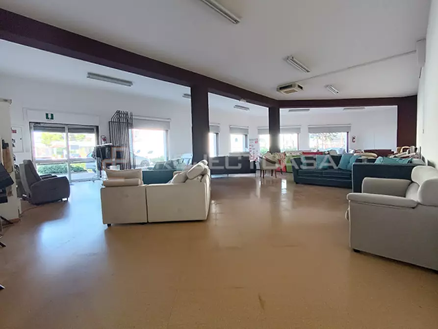 Immagine 11 di Negozio in vendita  in Via Scorrano a Maglie