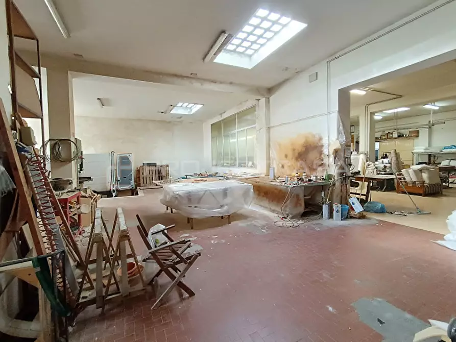 Immagine 16 di Negozio in vendita  in Via Scorrano a Maglie