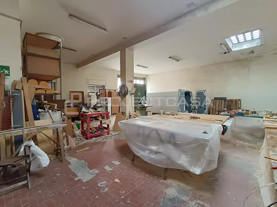 Immagine 17 di Negozio in vendita  in Via Scorrano a Maglie