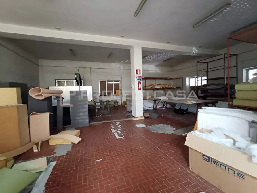 Immagine 18 di Negozio in vendita  in Via Scorrano a Maglie