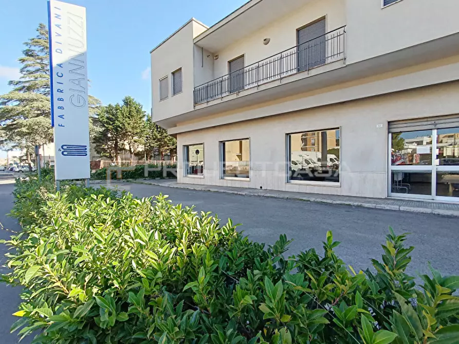 Immagine 25 di Negozio in vendita  in Via Scorrano a Maglie