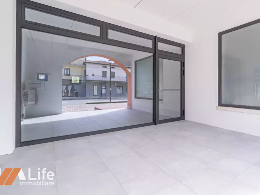Immagine 1 di Negozio in affitto  in Viale Riviera Berica 59 a Longare
