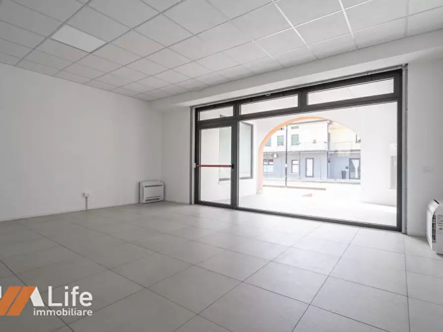 Immagine 2 di Negozio in affitto  in Viale Riviera Berica 59 a Longare
