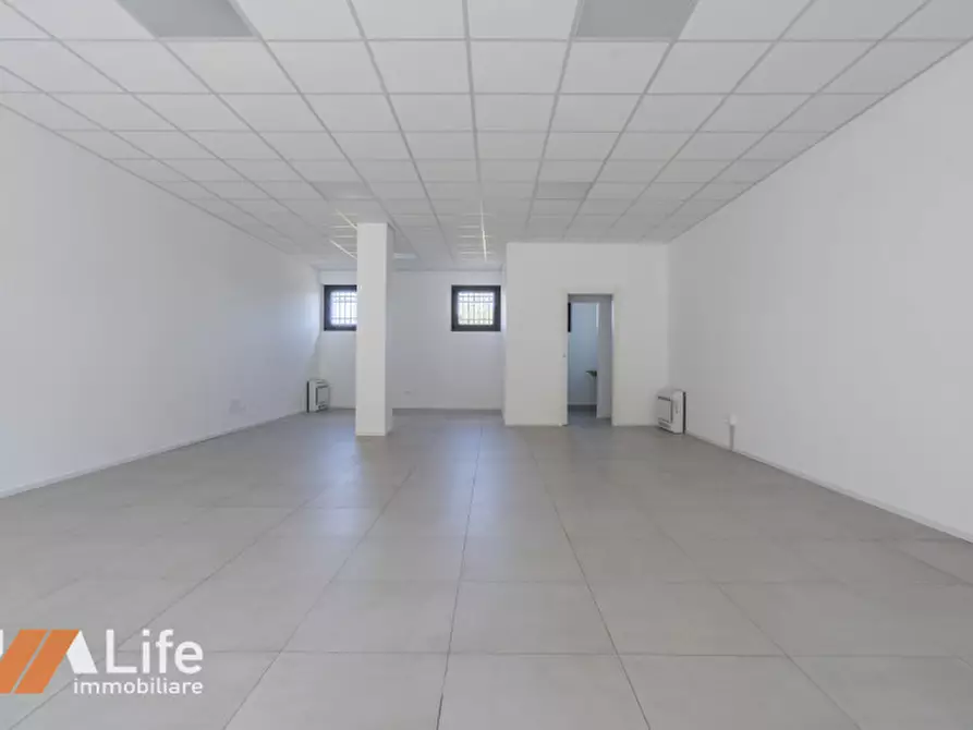 Immagine 4 di Negozio in affitto  in Viale Riviera Berica 59 a Longare