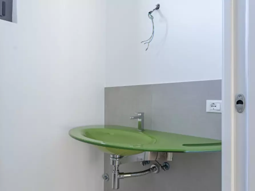 Immagine 14 di Negozio in affitto  in Viale Riviera Berica 59 a Longare