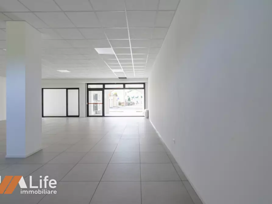 Immagine 2 di Negozio in affitto  in Viale Riviera Berica 59 a Longare