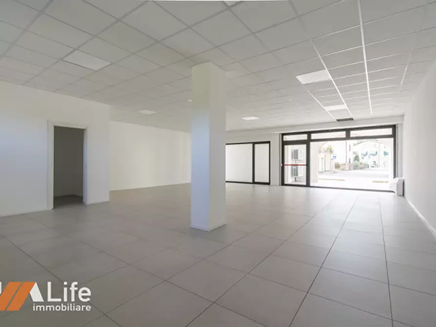 Immagine 3 di Negozio in affitto  in Viale Riviera Berica 59 a Longare