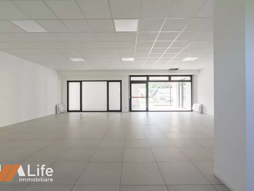 Immagine 5 di Negozio in affitto  in Viale Riviera Berica 59 a Longare