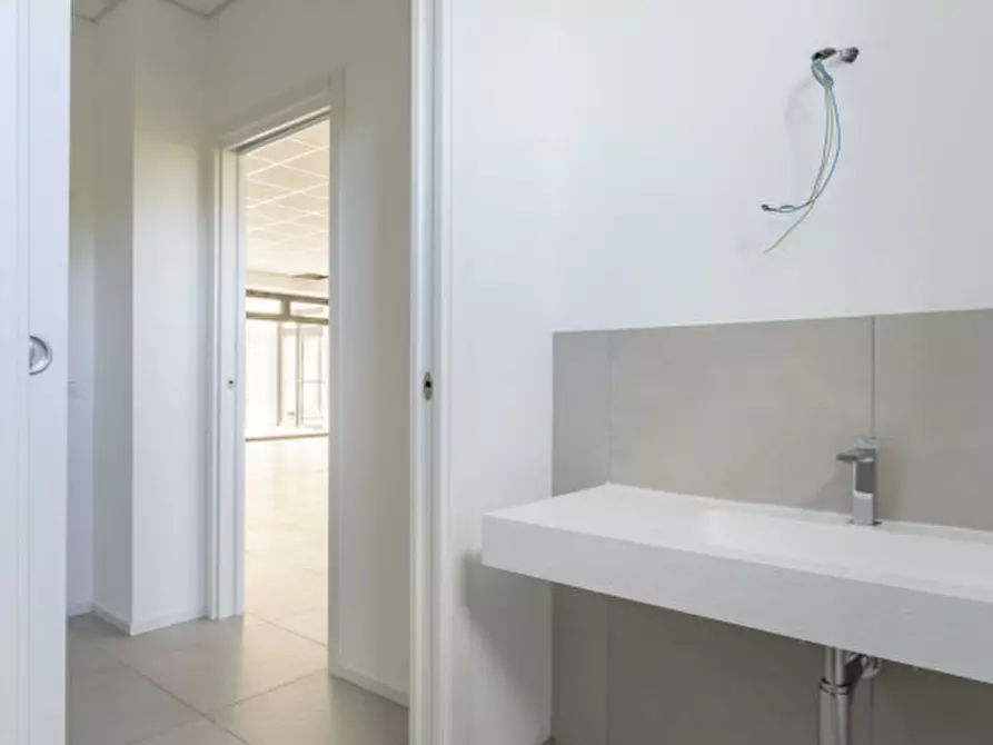 Immagine 19 di Negozio in affitto  in Viale Riviera Berica 59 a Longare