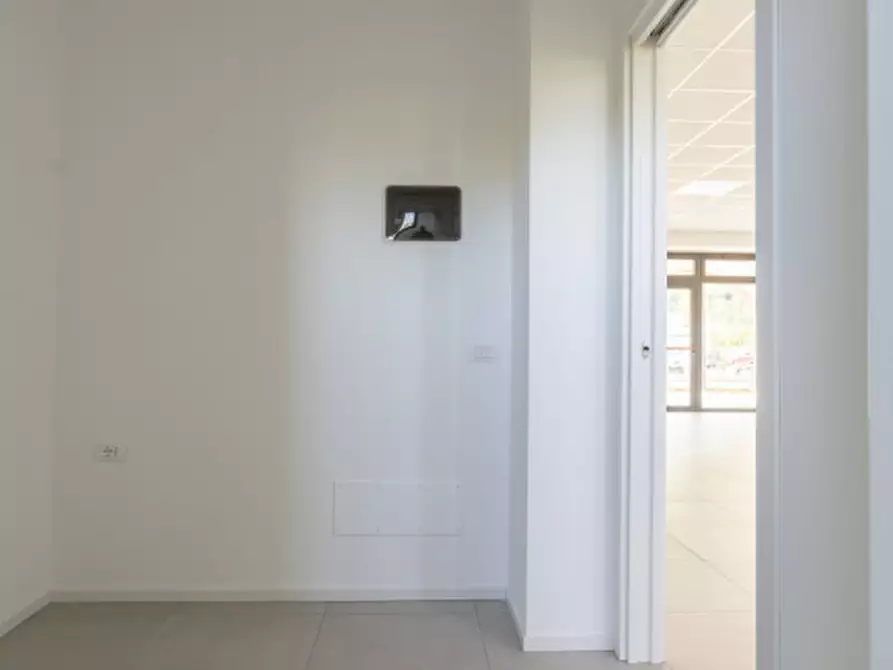 Immagine 20 di Negozio in affitto  in Viale Riviera Berica 59 a Longare