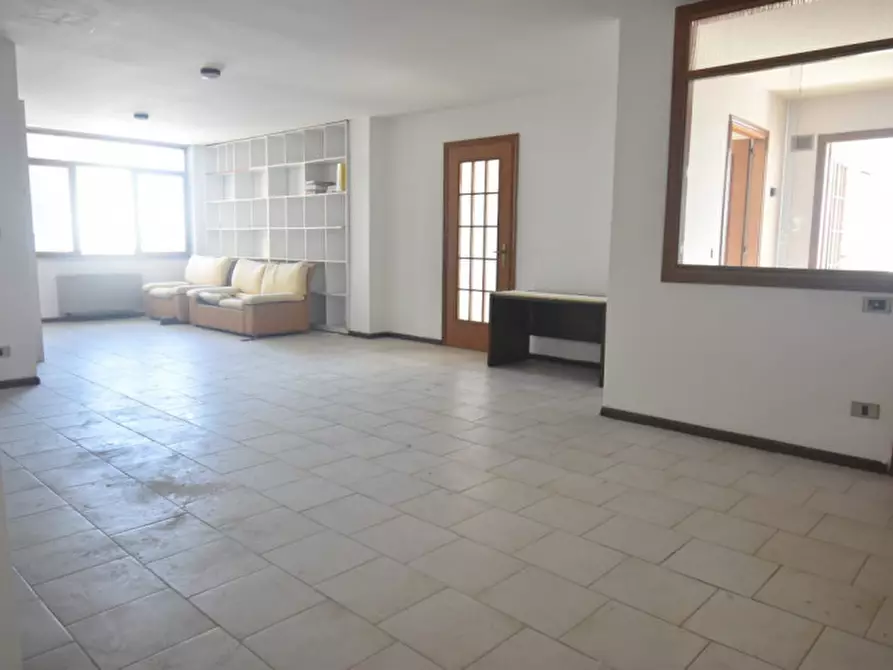 Immagine 21 di Ufficio in vendita  a Quartu Sant'elena